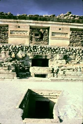 Hof mit gemustertem Steinpflaster